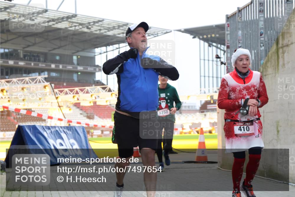 08.12.2024 - St. Pauli X-Mass-Run No. 14 H.Heesch http://msf.ph/oto/7497654 08.12.2024 10:01:22 Ziel 642, 1750, 1773, 2808, 2809, 3033, 410, 1750, 2447 meine-sportfotos.de