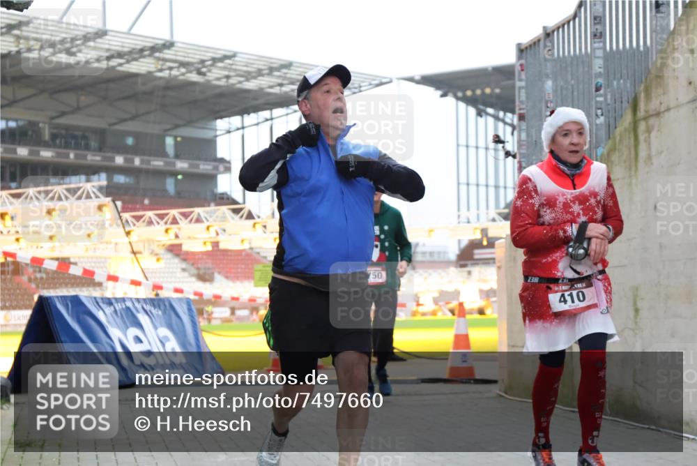 08.12.2024 - St. Pauli X-Mass-Run No. 14 H.Heesch http://msf.ph/oto/7497660 08.12.2024 10:01:22 Ziel 642, 1750, 1773, 2808, 2809, 3033, 410, 1750, 2447 meine-sportfotos.de