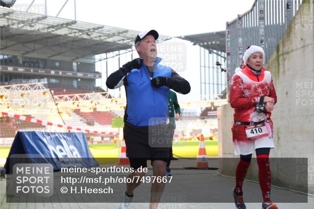 08.12.2024 - St. Pauli X-Mass-Run No. 14 H.Heesch http://msf.ph/oto/7497667 08.12.2024 10:01:22 Ziel 642, 1750, 1773, 2808, 2809, 3033, 410, 1750, 2447 meine-sportfotos.de