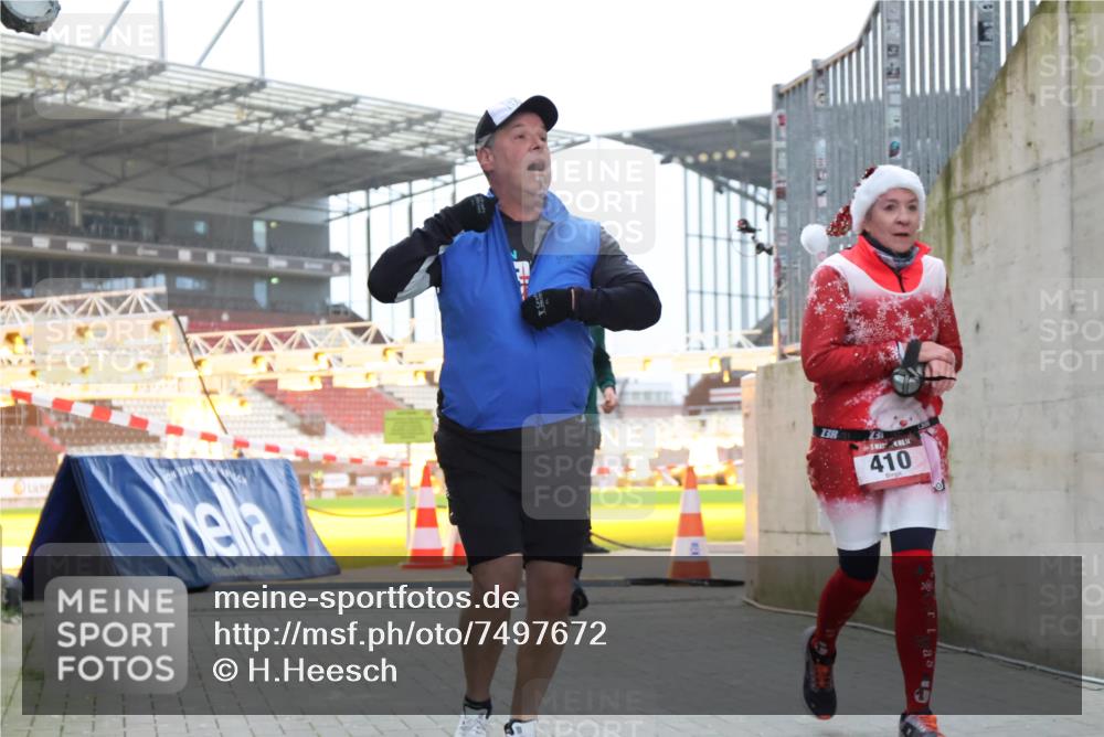08.12.2024 - St. Pauli X-Mass-Run No. 14 H.Heesch http://msf.ph/oto/7497672 08.12.2024 10:01:22 Ziel 642, 1750, 1773, 2808, 2809, 3033, 410, 1750, 2447 meine-sportfotos.de