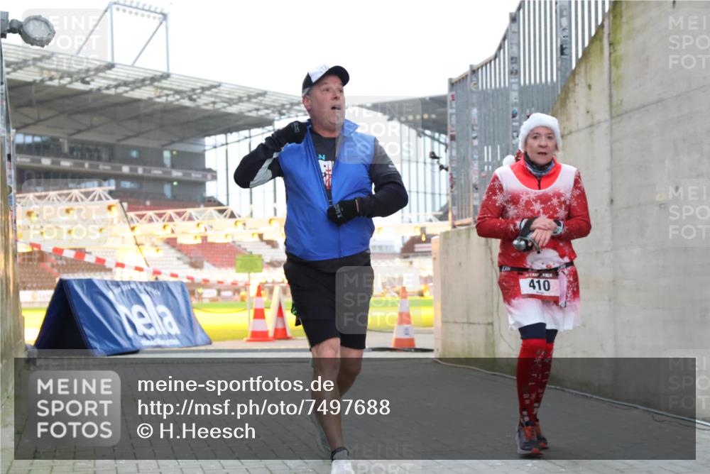 08.12.2024 - St. Pauli X-Mass-Run No. 14 H.Heesch http://msf.ph/oto/7497688 08.12.2024 10:01:22 Ziel 642, 1750, 1773, 2808, 2809, 3033, 410, 1750, 2447 meine-sportfotos.de