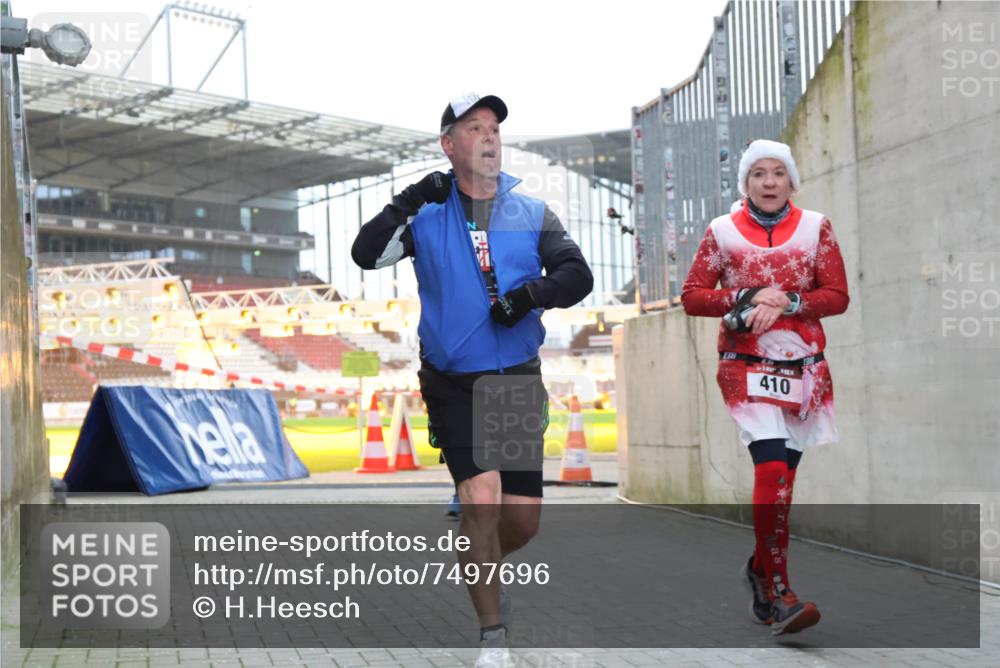 08.12.2024 - St. Pauli X-Mass-Run No. 14 H.Heesch http://msf.ph/oto/7497696 08.12.2024 10:01:22 Ziel 642, 1750, 1773, 2808, 2809, 3033, 410, 1750, 2447 meine-sportfotos.de