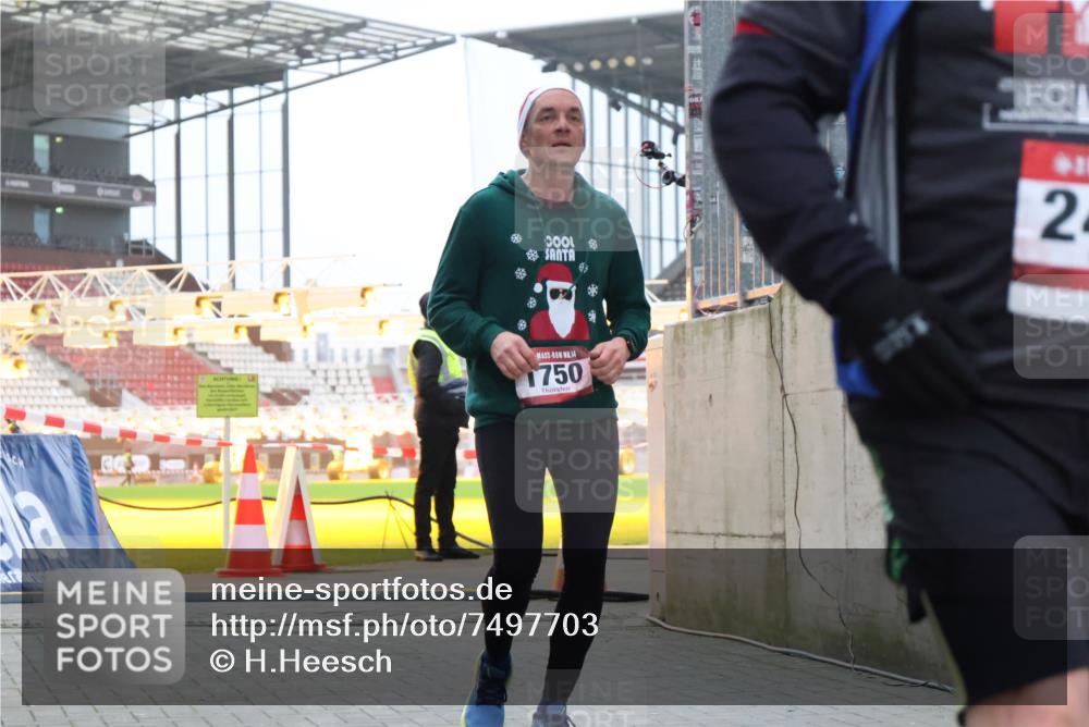 08.12.2024 - St. Pauli X-Mass-Run No. 14 H.Heesch http://msf.ph/oto/7497703 08.12.2024 10:01:23 Ziel 410, 642, 1750, 1773, 2447, 2808, 2809, 3033, 410, 1750, 2447 meine-sportfotos.de