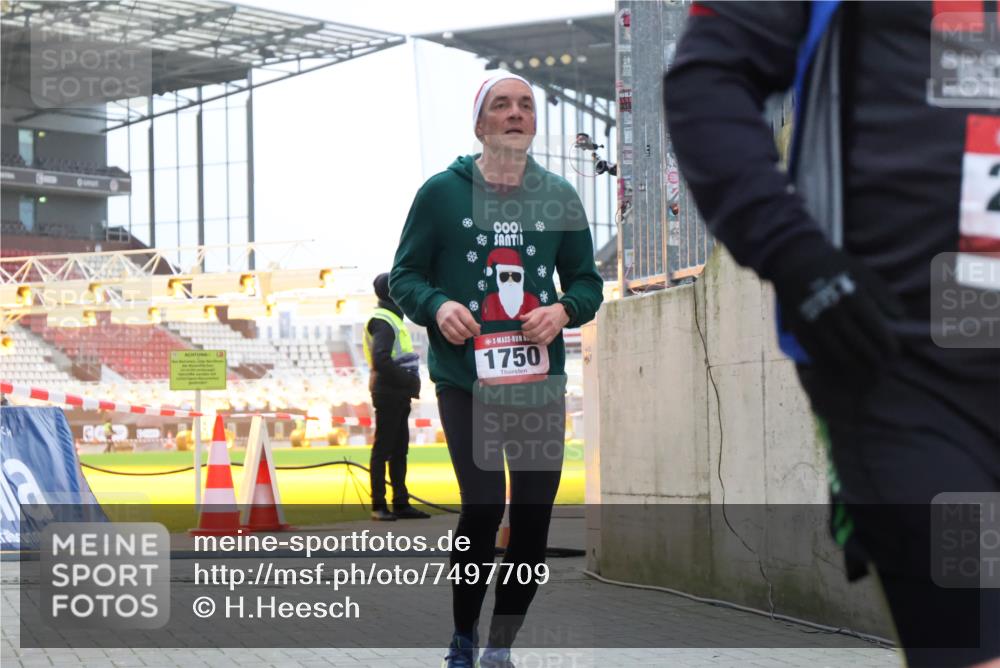 08.12.2024 - St. Pauli X-Mass-Run No. 14 H.Heesch http://msf.ph/oto/7497709 08.12.2024 10:01:23 Ziel 410, 642, 1750, 1773, 2447, 2808, 2809, 3033, 410, 1750, 2447 meine-sportfotos.de