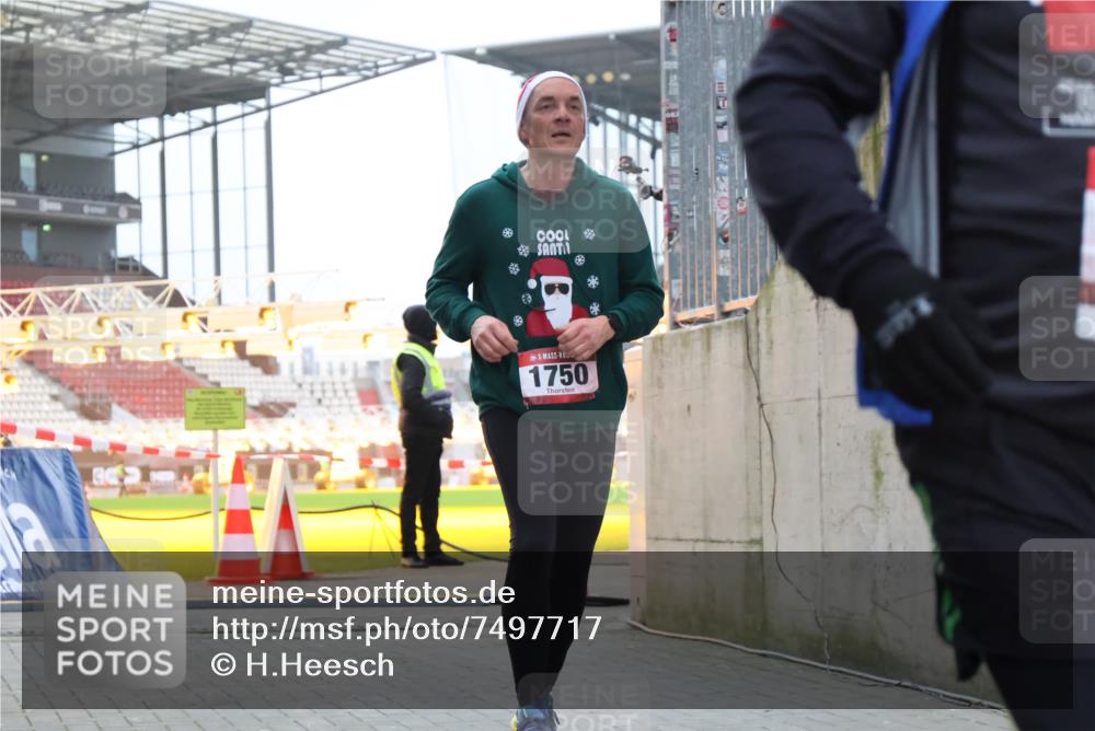 08.12.2024 - St. Pauli X-Mass-Run No. 14 H.Heesch http://msf.ph/oto/7497717 08.12.2024 10:01:24 Ziel 410, 642, 1750, 1773, 2447, 2808, 2809, 3033, 410, 1750, 2447 meine-sportfotos.de