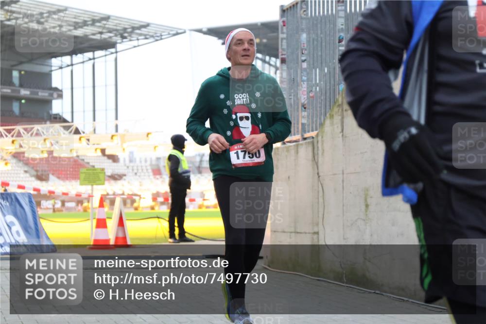 08.12.2024 - St. Pauli X-Mass-Run No. 14 H.Heesch http://msf.ph/oto/7497730 08.12.2024 10:01:24 Ziel 410, 642, 1750, 1773, 2447, 2808, 2809, 3033, 410, 1750, 2447 meine-sportfotos.de