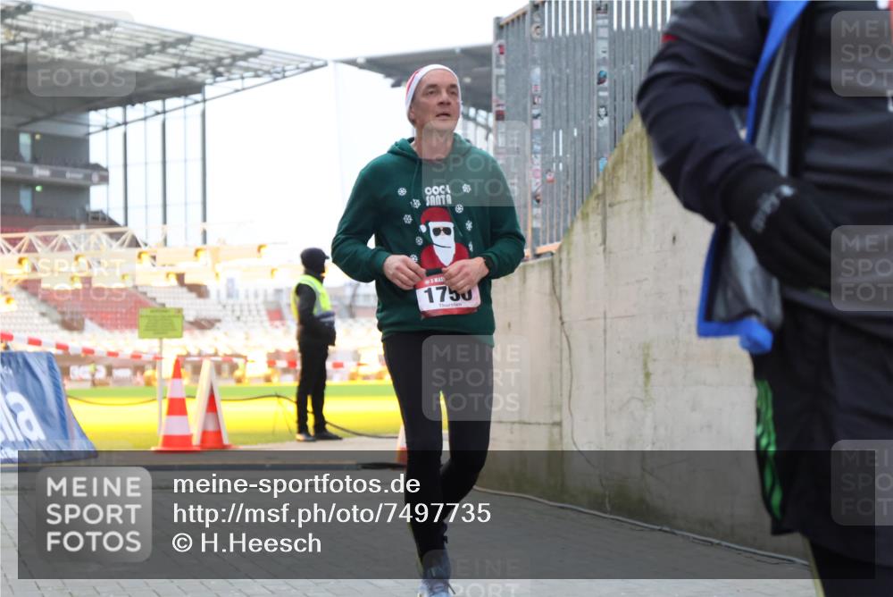 08.12.2024 - St. Pauli X-Mass-Run No. 14 H.Heesch http://msf.ph/oto/7497735 08.12.2024 10:01:24 Ziel 410, 642, 1750, 1773, 2447, 2808, 2809, 3033, 410, 1750, 2447 meine-sportfotos.de