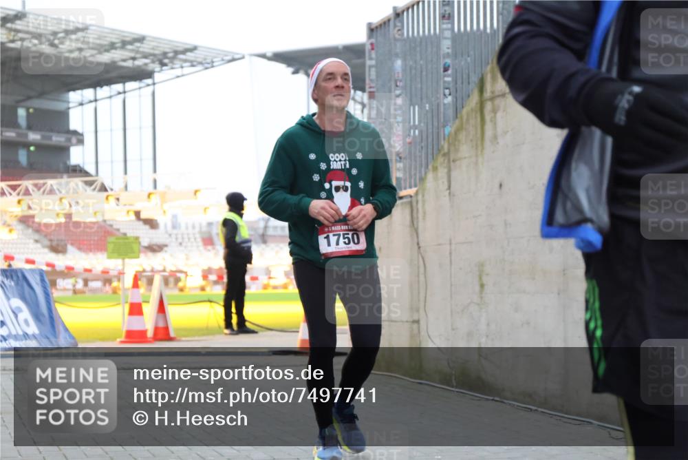 08.12.2024 - St. Pauli X-Mass-Run No. 14 H.Heesch http://msf.ph/oto/7497741 08.12.2024 10:01:24 Ziel 410, 642, 1750, 1773, 2447, 2808, 2809, 3033, 410, 1750, 2447 meine-sportfotos.de