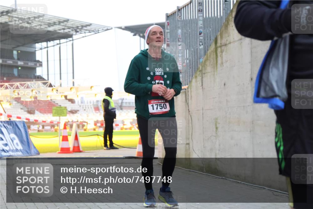 08.12.2024 - St. Pauli X-Mass-Run No. 14 H.Heesch http://msf.ph/oto/7497748 08.12.2024 10:01:24 Ziel 410, 642, 1750, 1773, 2447, 2808, 2809, 3033, 410, 1750, 2447 meine-sportfotos.de