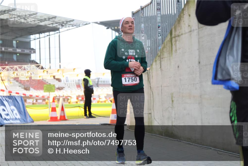 08.12.2024 - St. Pauli X-Mass-Run No. 14 H.Heesch http://msf.ph/oto/7497753 08.12.2024 10:01:24 Ziel 410, 642, 1750, 1773, 2447, 2808, 2809, 3033, 410, 1750, 2447 meine-sportfotos.de