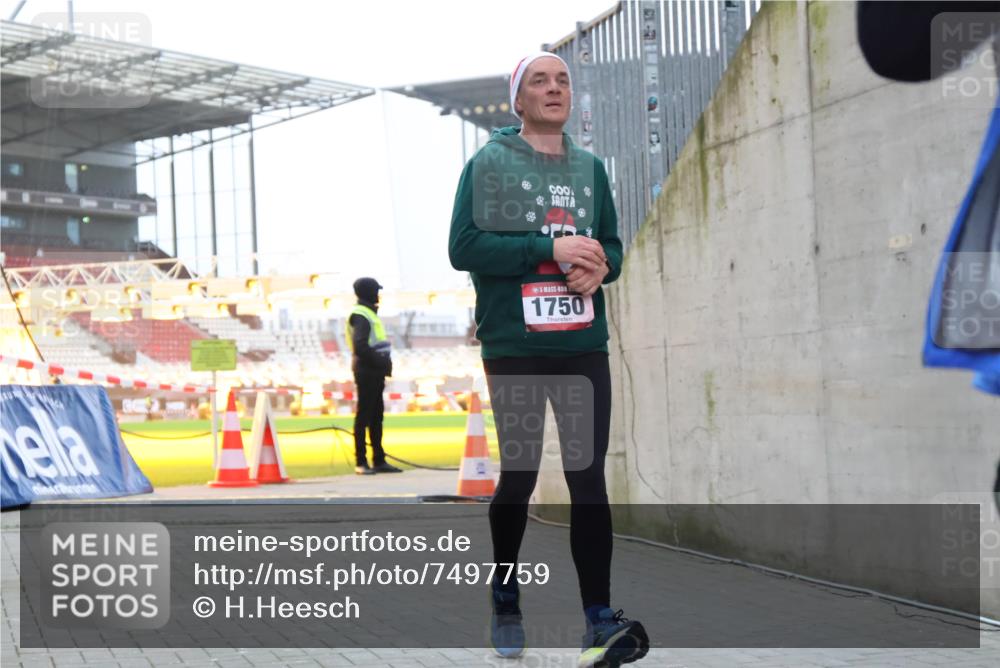 08.12.2024 - St. Pauli X-Mass-Run No. 14 H.Heesch http://msf.ph/oto/7497759 08.12.2024 10:01:24 Ziel 410, 642, 1750, 1773, 2447, 2808, 2809, 3033, 410, 1750, 2447 meine-sportfotos.de