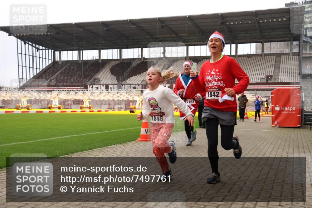 08.12.2024 - St. Pauli X-Mass-Run No. 14 Yannick Fuchs http://msf.ph/oto/7497761 08.12.2024 10:59:47 Ziel 527, 927, 1687, 1688, 1748, 1842, 1848, 2153 meine-sportfotos.de