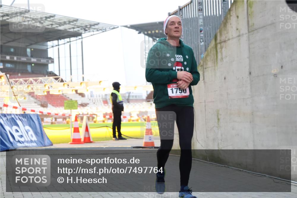 08.12.2024 - St. Pauli X-Mass-Run No. 14 H.Heesch http://msf.ph/oto/7497764 08.12.2024 10:01:24 Ziel 410, 642, 1750, 1773, 2447, 2808, 2809, 3033, 410, 1750, 2447 meine-sportfotos.de
