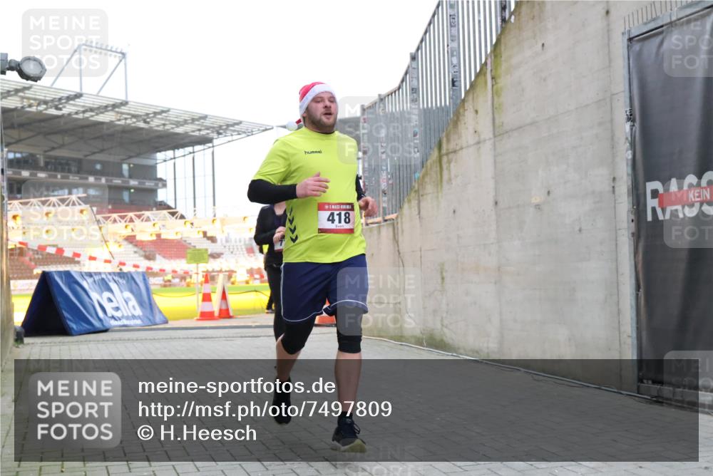 08.12.2024 - St. Pauli X-Mass-Run No. 14 H.Heesch http://msf.ph/oto/7497809 08.12.2024 10:01:34 Ziel 410, 418, 1750, 2447, 2696, 418, 512, 713, 946, 2696 meine-sportfotos.de