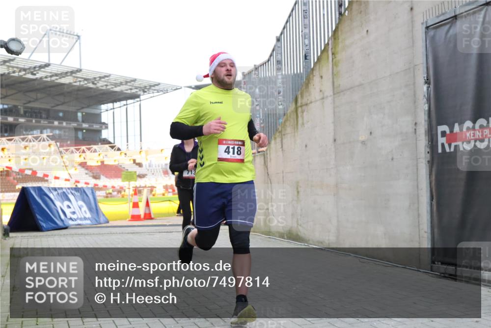 08.12.2024 - St. Pauli X-Mass-Run No. 14 H.Heesch http://msf.ph/oto/7497814 08.12.2024 10:01:34 Ziel 410, 418, 1750, 2447, 2696, 418, 512, 713, 946, 2696 meine-sportfotos.de