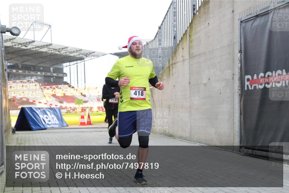 08.12.2024 - St. Pauli X-Mass-Run No. 14 H.Heesch http://msf.ph/oto/7497819 08.12.2024 10:01:34 Ziel 410, 418, 1750, 2447, 2696, 418, 512, 713, 946, 2696 meine-sportfotos.de