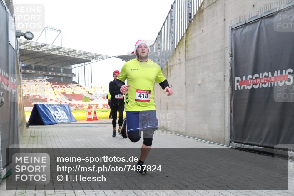 08.12.2024 - St. Pauli X-Mass-Run No. 14 H.Heesch http://msf.ph/oto/7497824 08.12.2024 10:01:34 Ziel 410, 418, 1750, 2447, 2696, 418, 512, 713, 946, 2696 meine-sportfotos.de