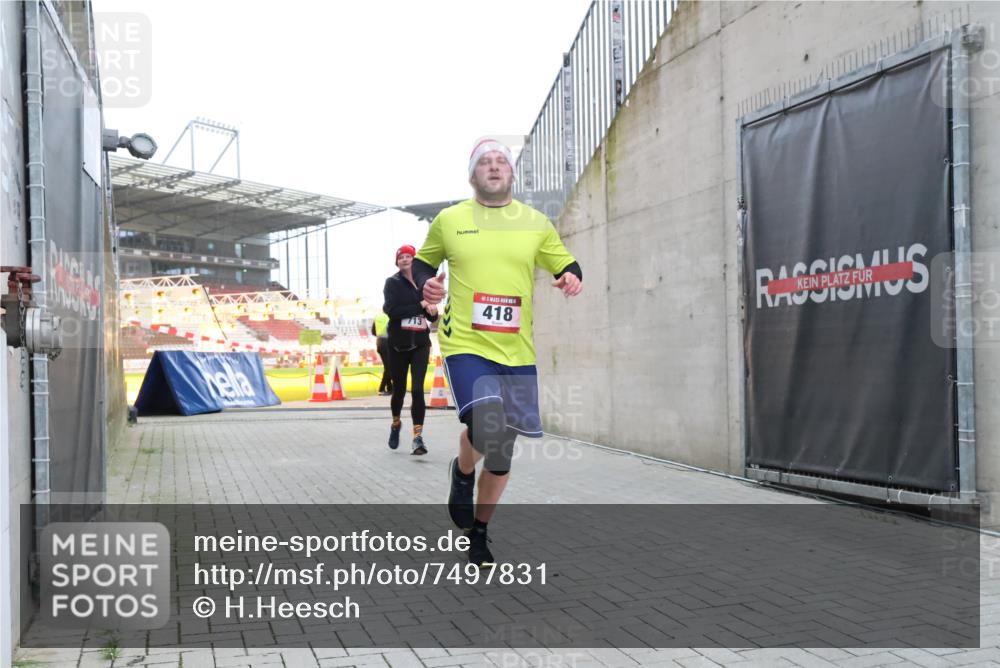 08.12.2024 - St. Pauli X-Mass-Run No. 14 H.Heesch http://msf.ph/oto/7497831 08.12.2024 10:01:34 Ziel 410, 418, 1750, 2447, 2696, 418, 512, 713, 946, 2696 meine-sportfotos.de