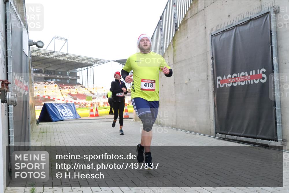 08.12.2024 - St. Pauli X-Mass-Run No. 14 H.Heesch http://msf.ph/oto/7497837 08.12.2024 10:01:34 Ziel 410, 418, 1750, 2447, 2696, 418, 512, 713, 946, 2696 meine-sportfotos.de