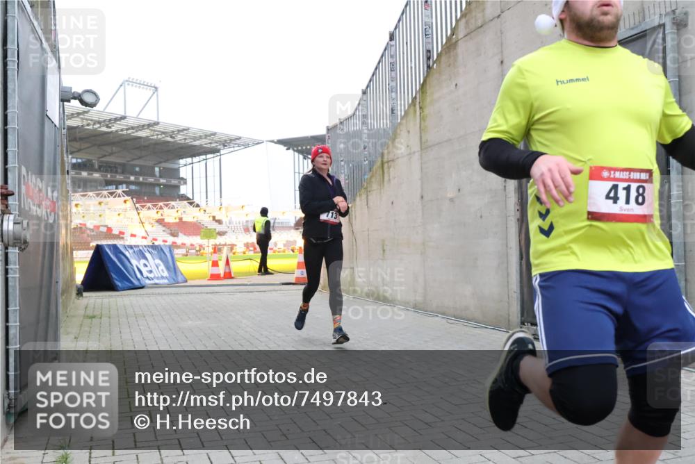 08.12.2024 - St. Pauli X-Mass-Run No. 14 H.Heesch http://msf.ph/oto/7497843 08.12.2024 10:01:35 Ziel 410, 418, 1750, 2447, 2696, 418, 512, 713, 946, 2696 meine-sportfotos.de