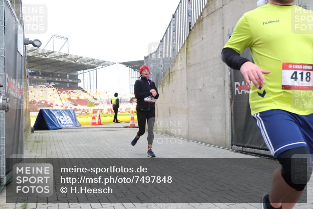 08.12.2024 - St. Pauli X-Mass-Run No. 14 H.Heesch http://msf.ph/oto/7497848 08.12.2024 10:01:35 Ziel 410, 418, 1750, 2447, 2696, 418, 512, 713, 946, 2696 meine-sportfotos.de