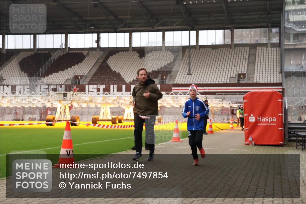 08.12.2024 - St. Pauli X-Mass-Run No. 14 Yannick Fuchs http://msf.ph/oto/7497854 08.12.2024 10:59:52 Ziel 527, 927, 1687, 1688, 1748, 1842, 1848, 2153 meine-sportfotos.de
