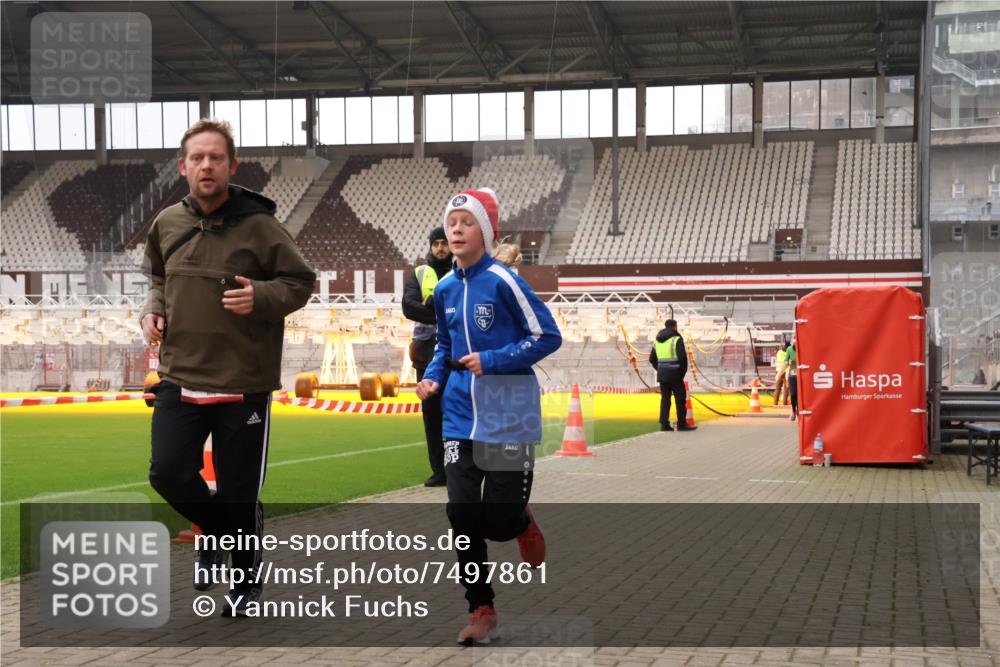 08.12.2024 - St. Pauli X-Mass-Run No. 14 Yannick Fuchs http://msf.ph/oto/7497861 08.12.2024 10:59:53 Ziel 527, 927, 1687, 1688, 1748, 1842, 2153 meine-sportfotos.de