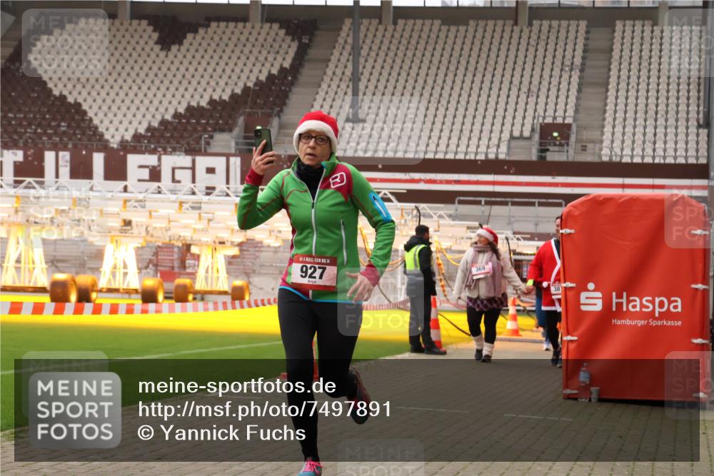 08.12.2024 - St. Pauli X-Mass-Run No. 14 Yannick Fuchs http://msf.ph/oto/7497891 08.12.2024 11:00:02 Ziel 346, 886, 927, 1687 meine-sportfotos.de