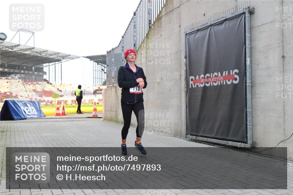 08.12.2024 - St. Pauli X-Mass-Run No. 14 H.Heesch http://msf.ph/oto/7497893 08.12.2024 10:01:35 Ziel 410, 418, 1750, 2447, 2696, 418, 512, 713, 946, 2696 meine-sportfotos.de