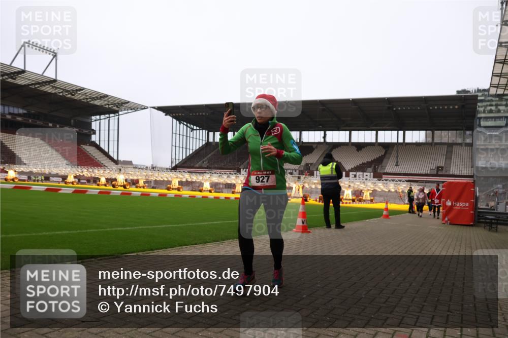 08.12.2024 - St. Pauli X-Mass-Run No. 14 Yannick Fuchs http://msf.ph/oto/7497904 08.12.2024 11:00:03 Ziel 346, 886, 927 meine-sportfotos.de