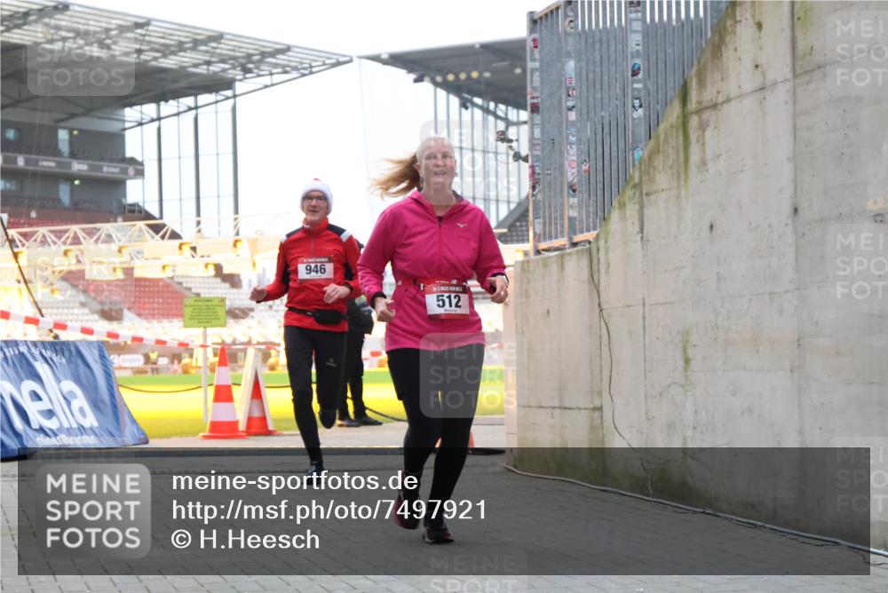 08.12.2024 - St. Pauli X-Mass-Run No. 14 H.Heesch http://msf.ph/oto/7497921 08.12.2024 10:01:40 Ziel 418, 713, 2696, 512, 946 meine-sportfotos.de