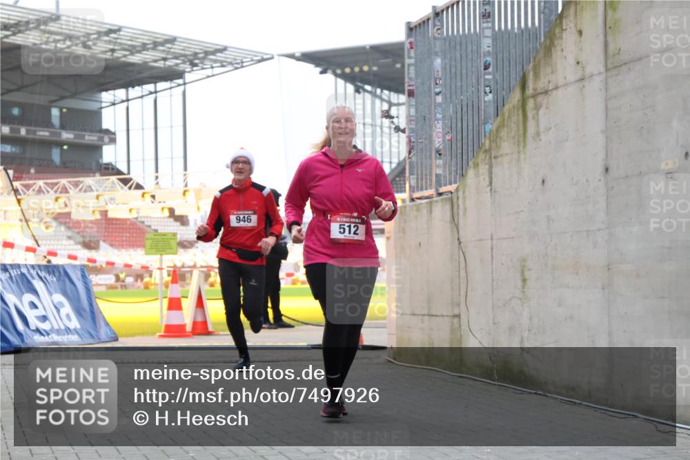08.12.2024 - St. Pauli X-Mass-Run No. 14 H.Heesch http://msf.ph/oto/7497926 08.12.2024 10:01:40 Ziel 418, 713, 2696, 512, 946 meine-sportfotos.de