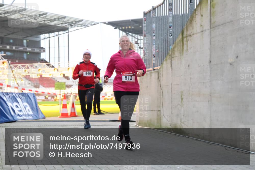 08.12.2024 - St. Pauli X-Mass-Run No. 14 H.Heesch http://msf.ph/oto/7497936 08.12.2024 10:01:40 Ziel 418, 713, 2696, 512, 946 meine-sportfotos.de
