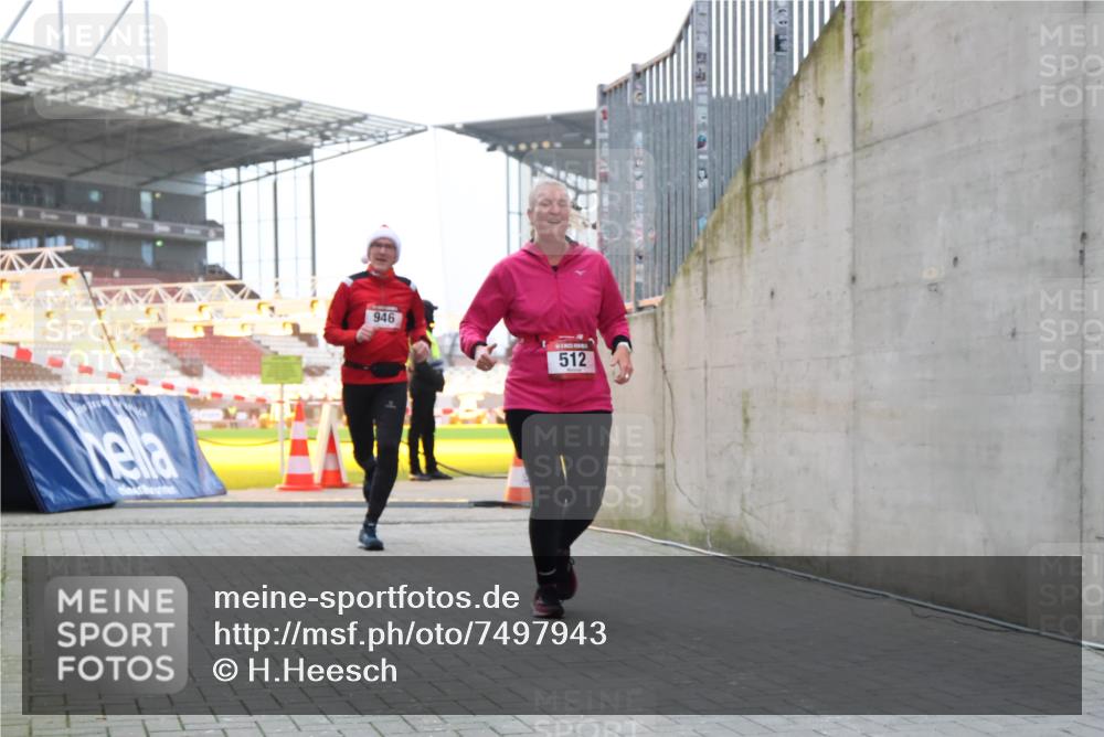 08.12.2024 - St. Pauli X-Mass-Run No. 14 H.Heesch http://msf.ph/oto/7497943 08.12.2024 10:01:40 Ziel 418, 713, 2696, 512, 946 meine-sportfotos.de