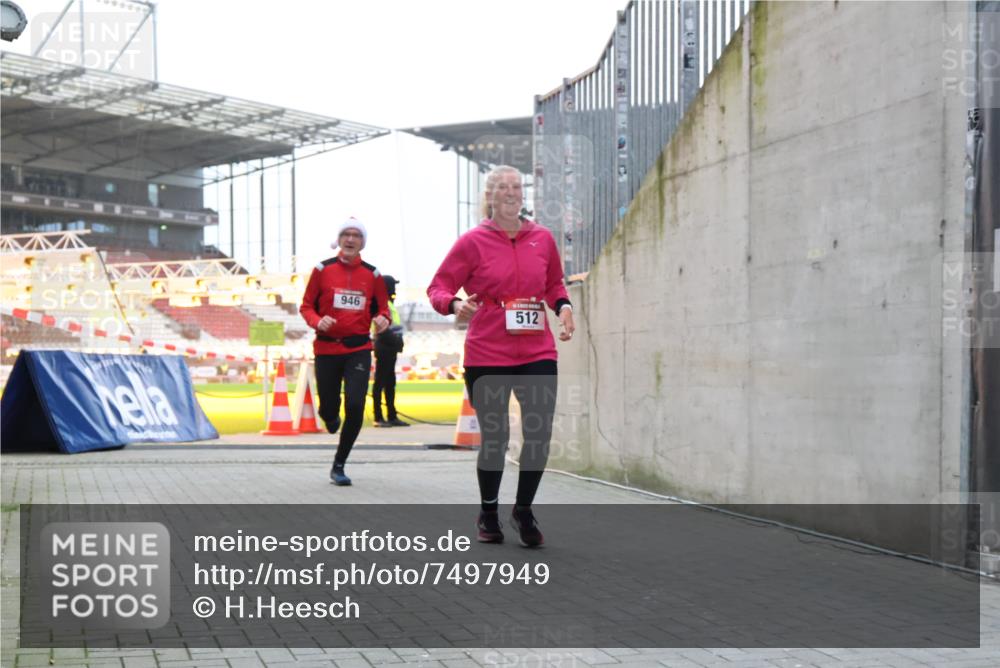 08.12.2024 - St. Pauli X-Mass-Run No. 14 H.Heesch http://msf.ph/oto/7497949 08.12.2024 10:01:40 Ziel 418, 713, 2696, 512, 946 meine-sportfotos.de