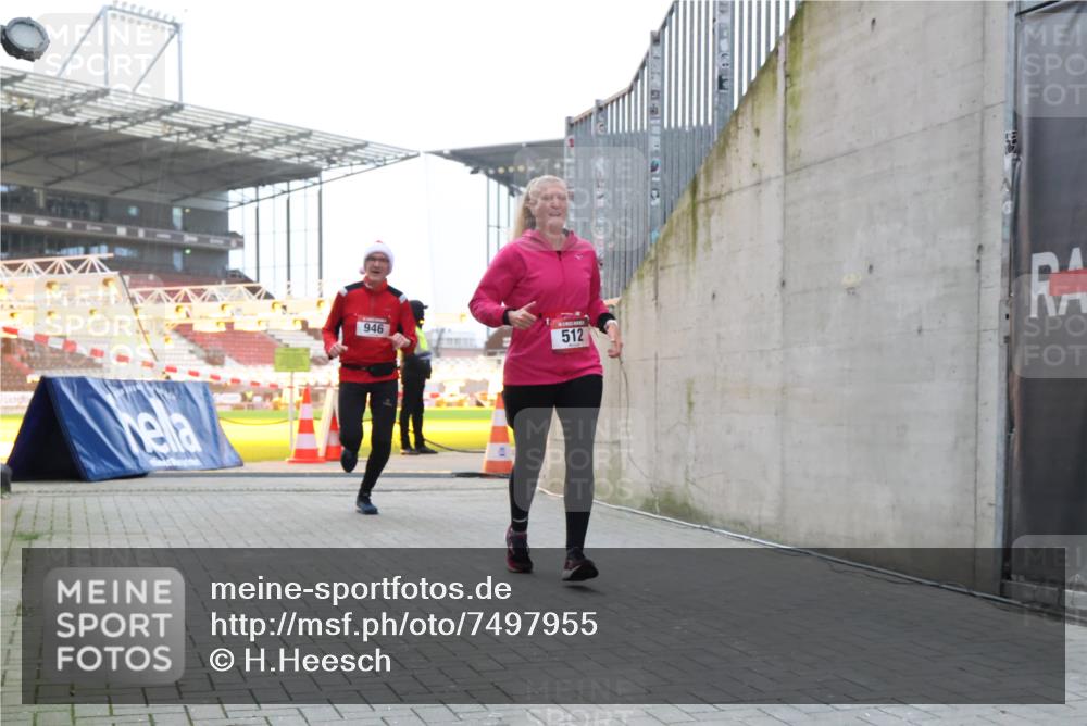 08.12.2024 - St. Pauli X-Mass-Run No. 14 H.Heesch http://msf.ph/oto/7497955 08.12.2024 10:01:40 Ziel 418, 713, 2696, 512, 946 meine-sportfotos.de