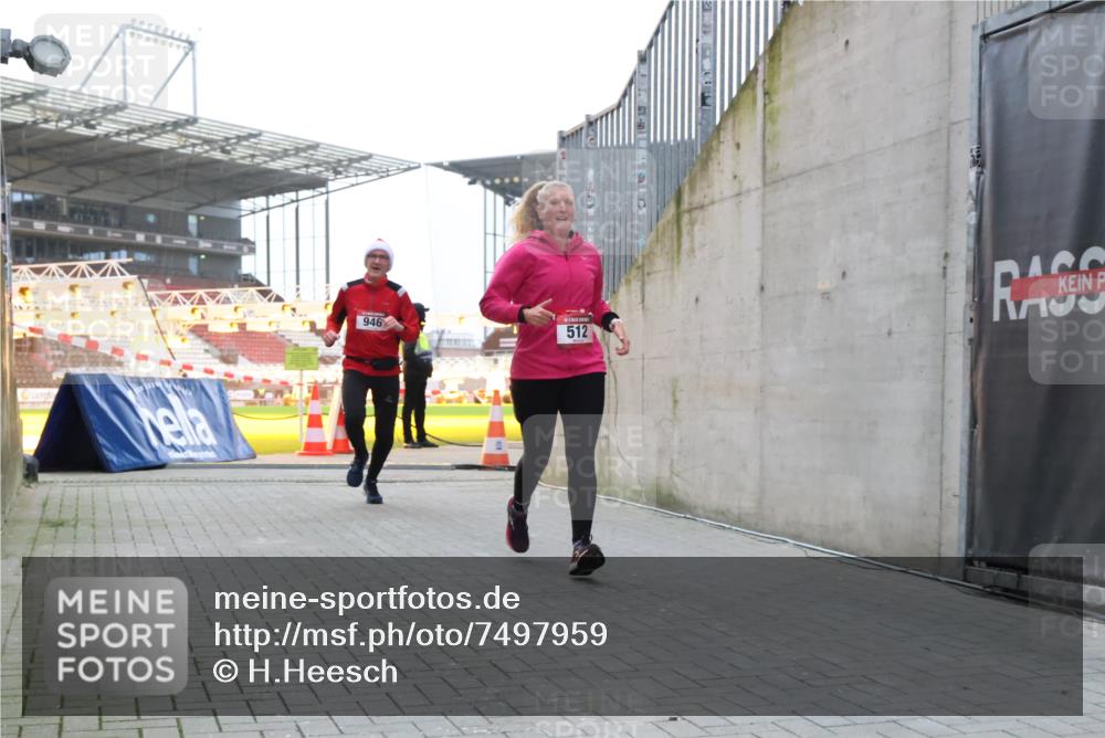 08.12.2024 - St. Pauli X-Mass-Run No. 14 H.Heesch http://msf.ph/oto/7497959 08.12.2024 10:01:40 Ziel 418, 713, 2696, 512, 946 meine-sportfotos.de