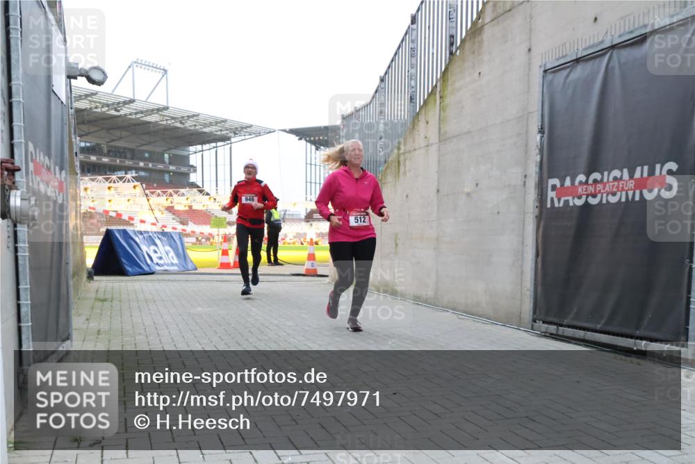 08.12.2024 - St. Pauli X-Mass-Run No. 14 H.Heesch http://msf.ph/oto/7497971 08.12.2024 10:01:41 Ziel 418, 512, 713, 2696, 512, 946 meine-sportfotos.de