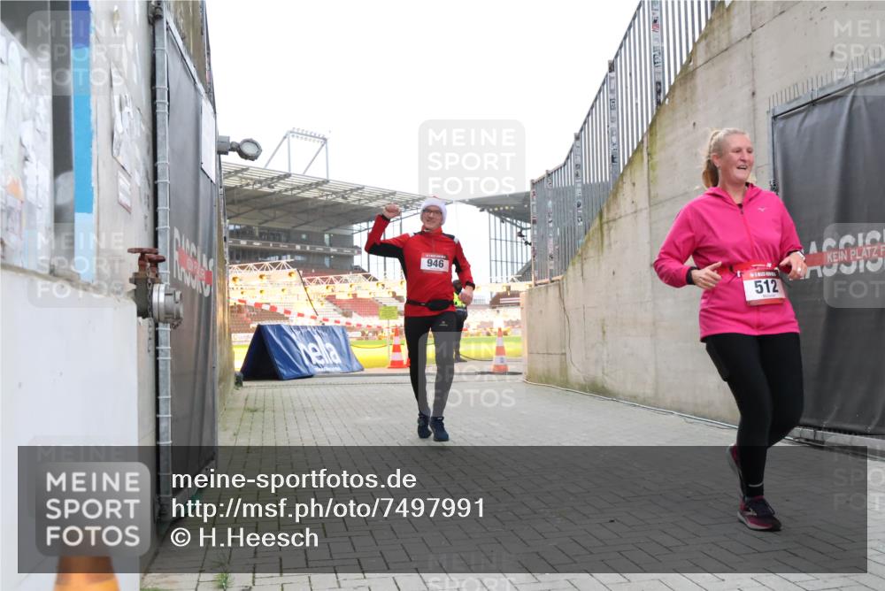 08.12.2024 - St. Pauli X-Mass-Run No. 14 H.Heesch http://msf.ph/oto/7497991 08.12.2024 10:01:42 Ziel 418, 512, 713, 946, 2696, 512, 946 meine-sportfotos.de