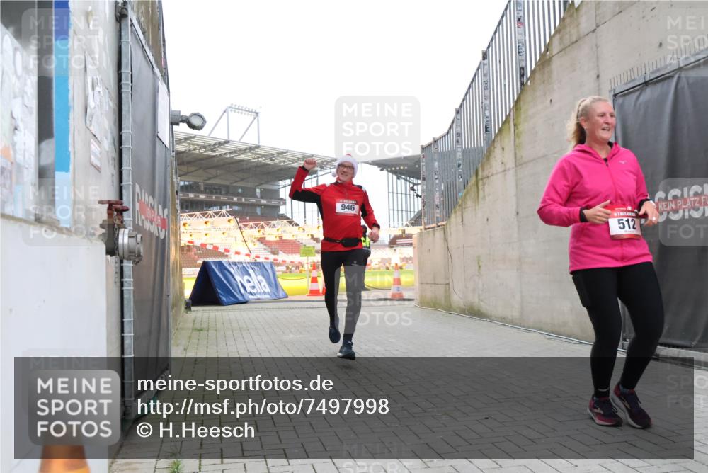08.12.2024 - St. Pauli X-Mass-Run No. 14 H.Heesch http://msf.ph/oto/7497998 08.12.2024 10:01:42 Ziel 418, 512, 713, 946, 2696, 512, 946 meine-sportfotos.de