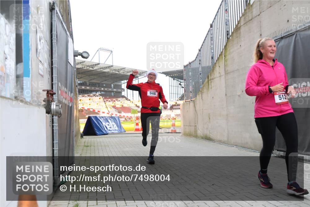 08.12.2024 - St. Pauli X-Mass-Run No. 14 H.Heesch http://msf.ph/oto/7498004 08.12.2024 10:01:42 Ziel 418, 512, 713, 946, 2696, 512, 946 meine-sportfotos.de