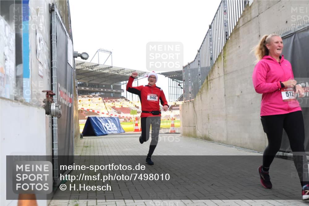 08.12.2024 - St. Pauli X-Mass-Run No. 14 H.Heesch http://msf.ph/oto/7498010 08.12.2024 10:01:42 Ziel 418, 512, 713, 946, 2696, 512, 946 meine-sportfotos.de