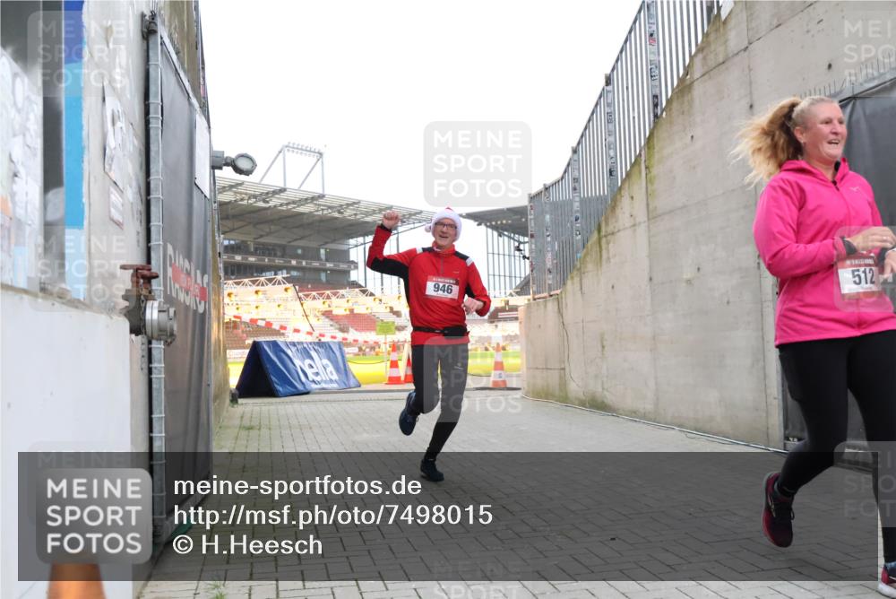 08.12.2024 - St. Pauli X-Mass-Run No. 14 H.Heesch http://msf.ph/oto/7498015 08.12.2024 10:01:42 Ziel 418, 512, 713, 946, 2696, 512, 946 meine-sportfotos.de