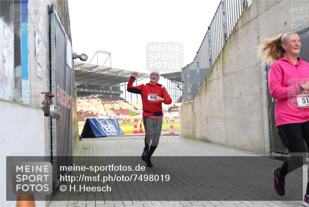 08.12.2024 - St. Pauli X-Mass-Run No. 14 H.Heesch http://msf.ph/oto/7498019 08.12.2024 10:01:42 Ziel 418, 512, 713, 946, 2696, 512, 946 meine-sportfotos.de
