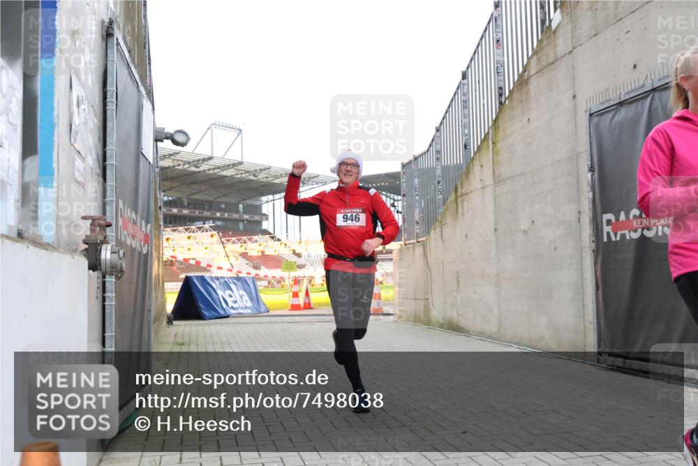 08.12.2024 - St. Pauli X-Mass-Run No. 14 H.Heesch http://msf.ph/oto/7498038 08.12.2024 10:01:42 Ziel 418, 512, 713, 946, 2696, 512, 946 meine-sportfotos.de