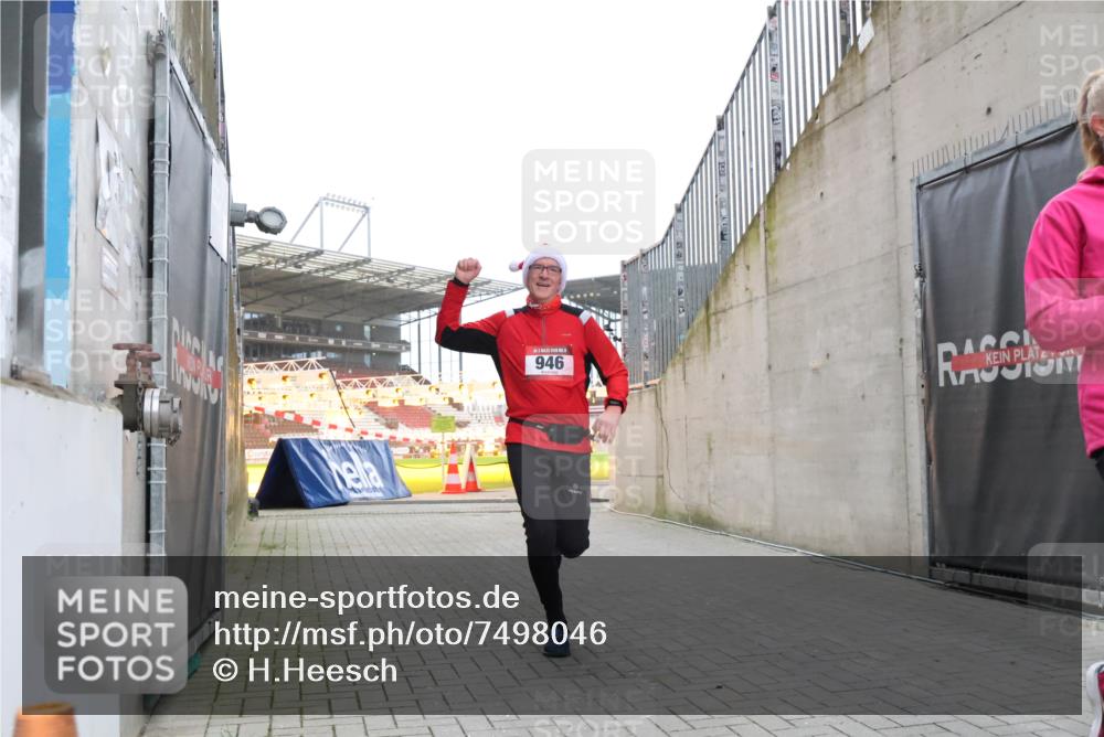08.12.2024 - St. Pauli X-Mass-Run No. 14 H.Heesch http://msf.ph/oto/7498046 08.12.2024 10:01:42 Ziel 418, 512, 713, 946, 2696, 512, 946 meine-sportfotos.de