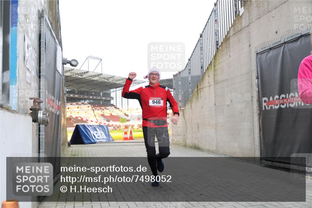 08.12.2024 - St. Pauli X-Mass-Run No. 14 H.Heesch http://msf.ph/oto/7498052 08.12.2024 10:01:42 Ziel 418, 512, 713, 946, 2696, 512, 946 meine-sportfotos.de