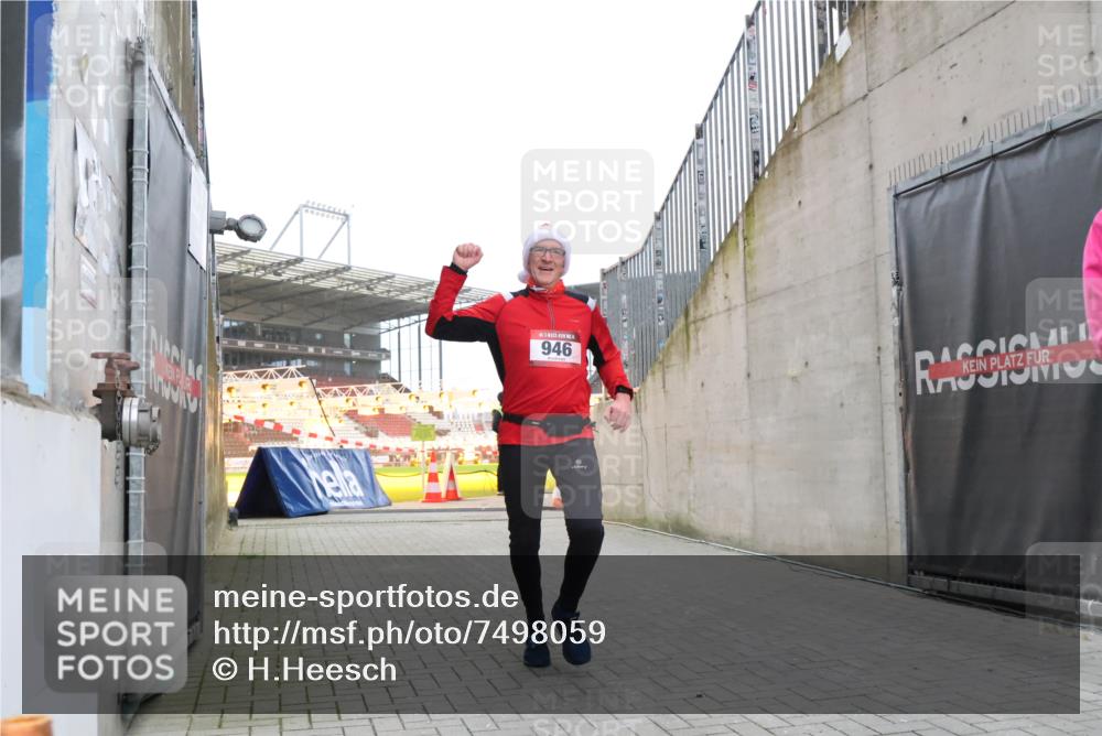 08.12.2024 - St. Pauli X-Mass-Run No. 14 H.Heesch http://msf.ph/oto/7498059 08.12.2024 10:01:42 Ziel 418, 512, 713, 946, 2696, 512, 946 meine-sportfotos.de