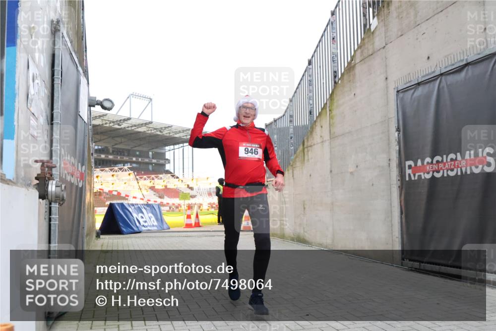 08.12.2024 - St. Pauli X-Mass-Run No. 14 H.Heesch http://msf.ph/oto/7498064 08.12.2024 10:01:42 Ziel 418, 512, 713, 946, 2696, 512, 946 meine-sportfotos.de