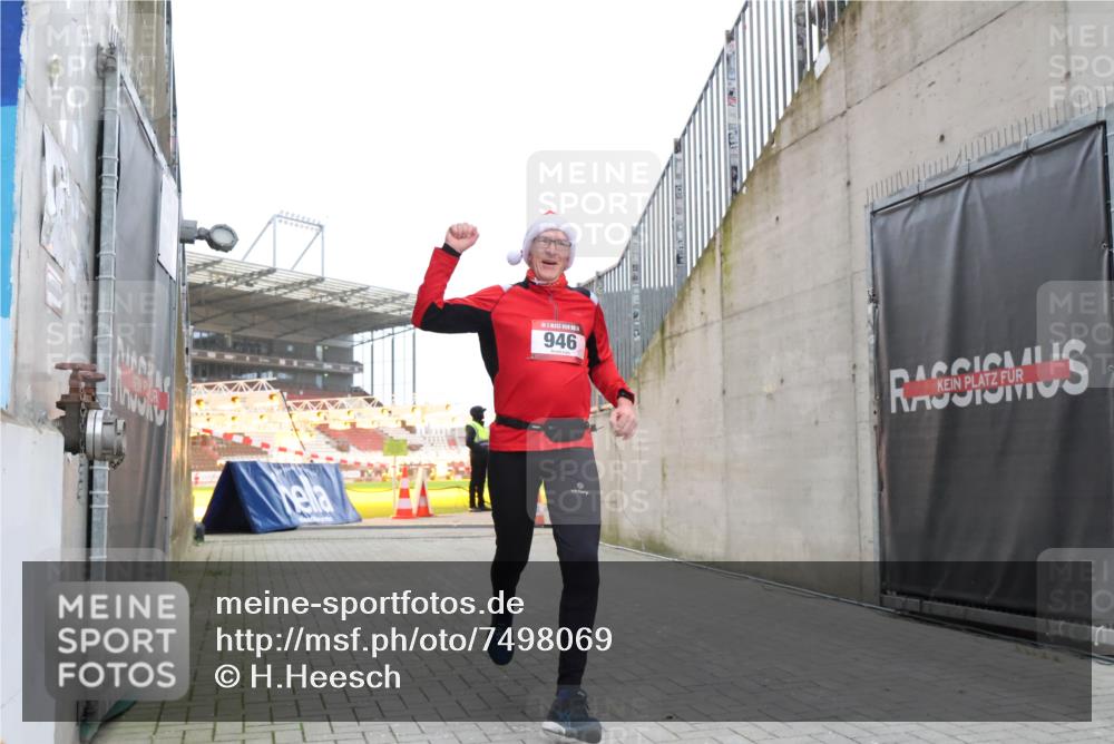 08.12.2024 - St. Pauli X-Mass-Run No. 14 H.Heesch http://msf.ph/oto/7498069 08.12.2024 10:01:42 Ziel 418, 512, 713, 946, 2696, 512, 946 meine-sportfotos.de